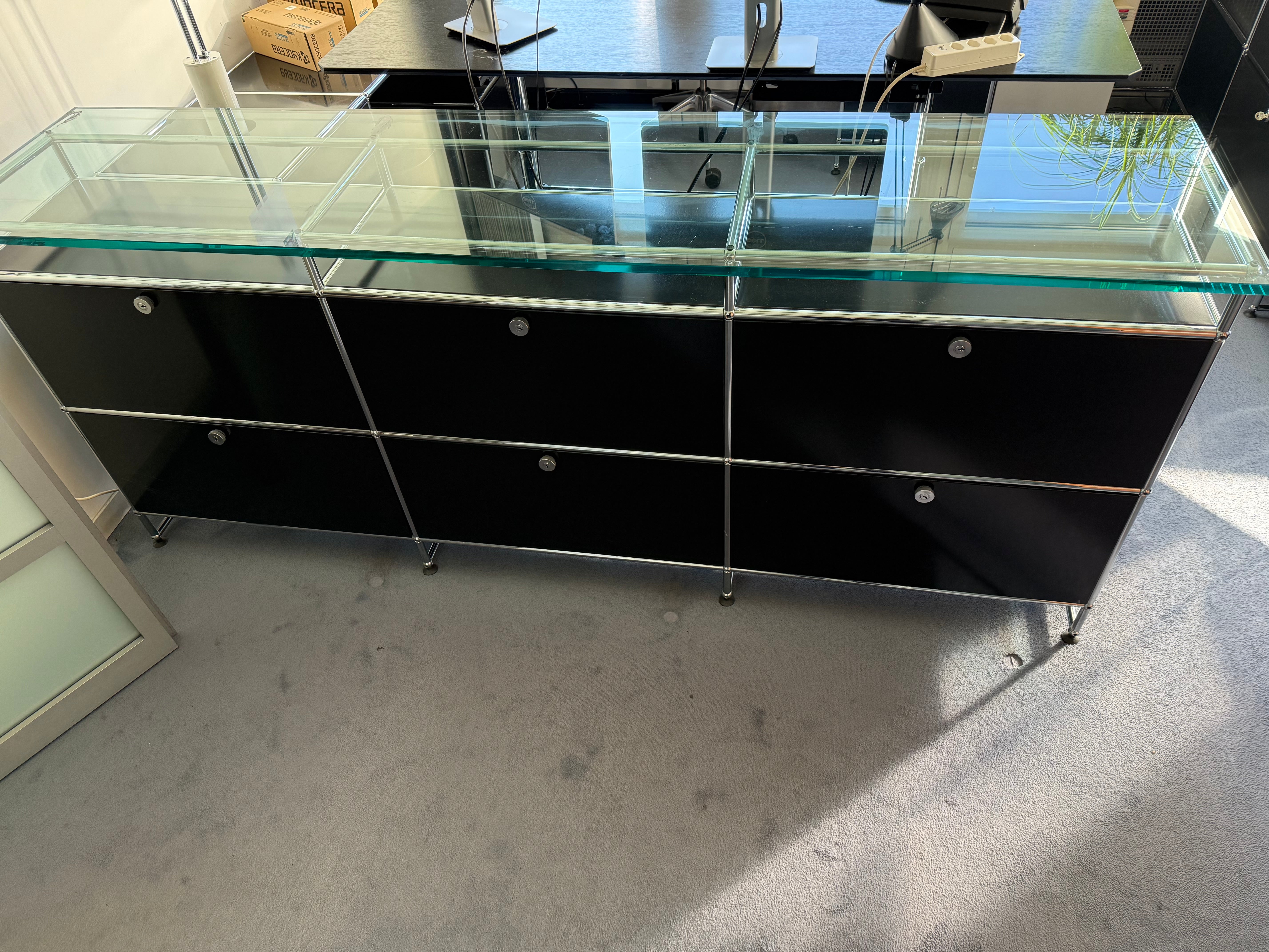 USM Sideboard mit Glas