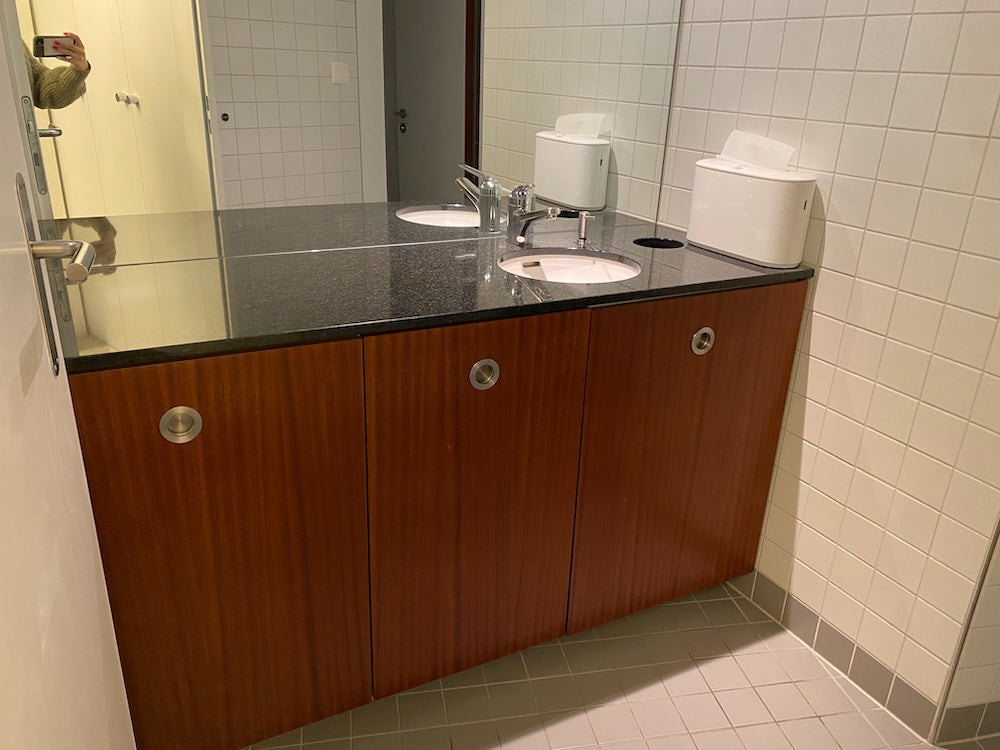 Badezimmerschrank mit integriertem Lavabo