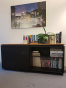 Schwarzes Sideboard