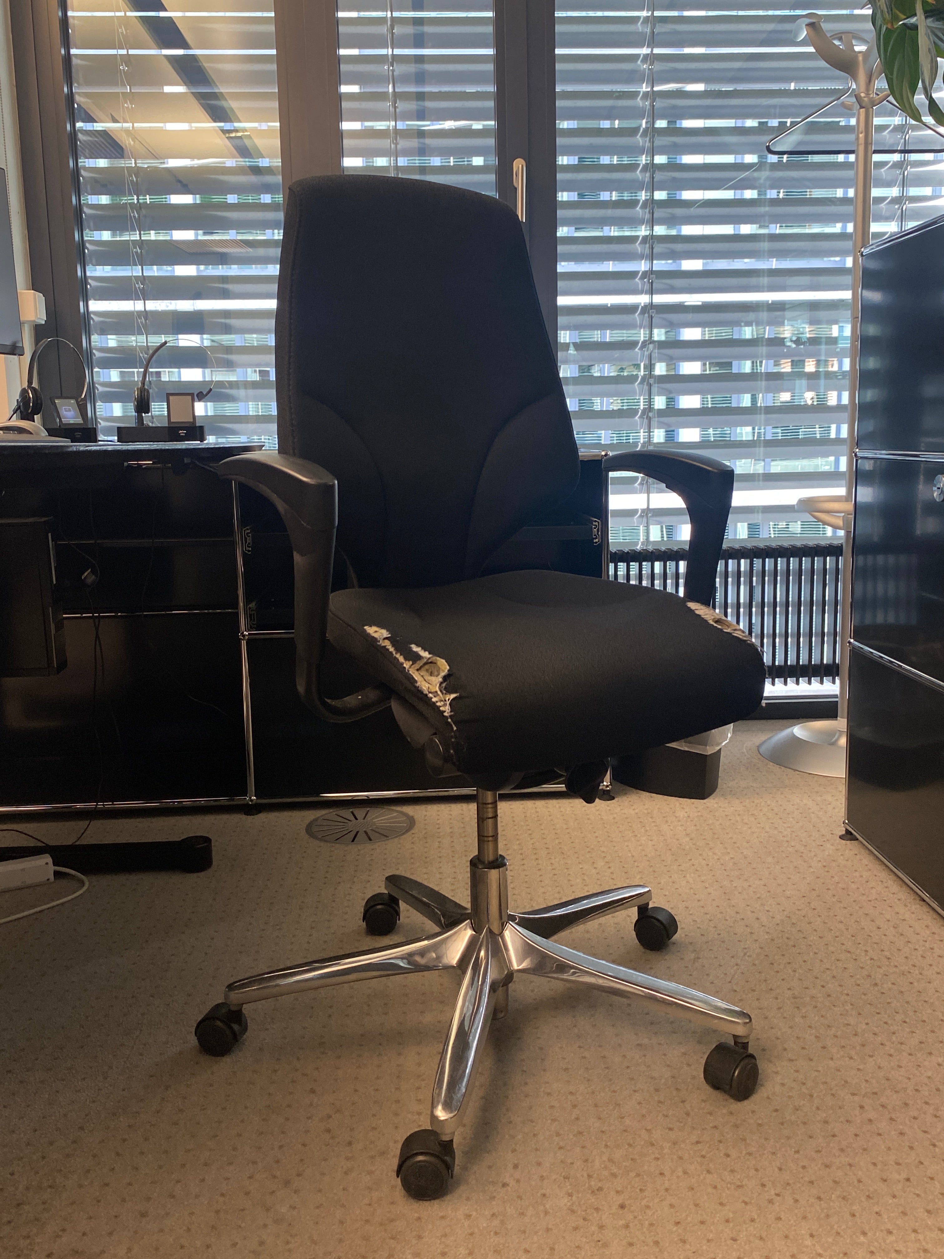 Giroflex Bürodrehstuhl mit Armlehne Schwarz  1170