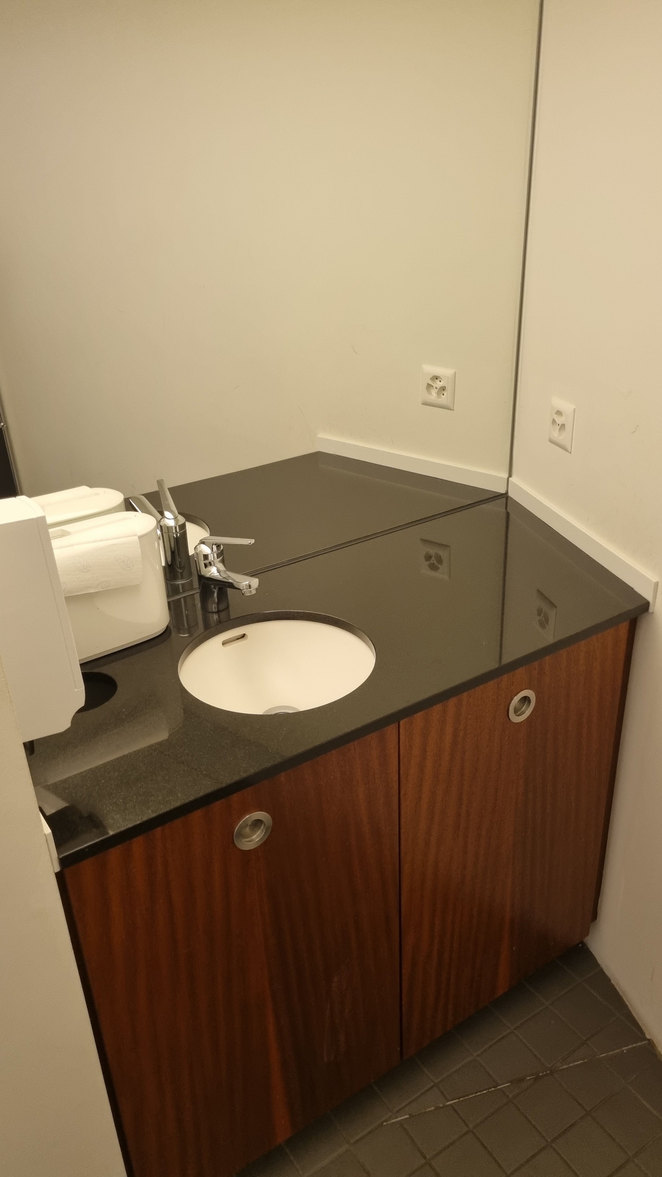 WC-Schrank inkl. Lavabo und Spiegel trapezförmig